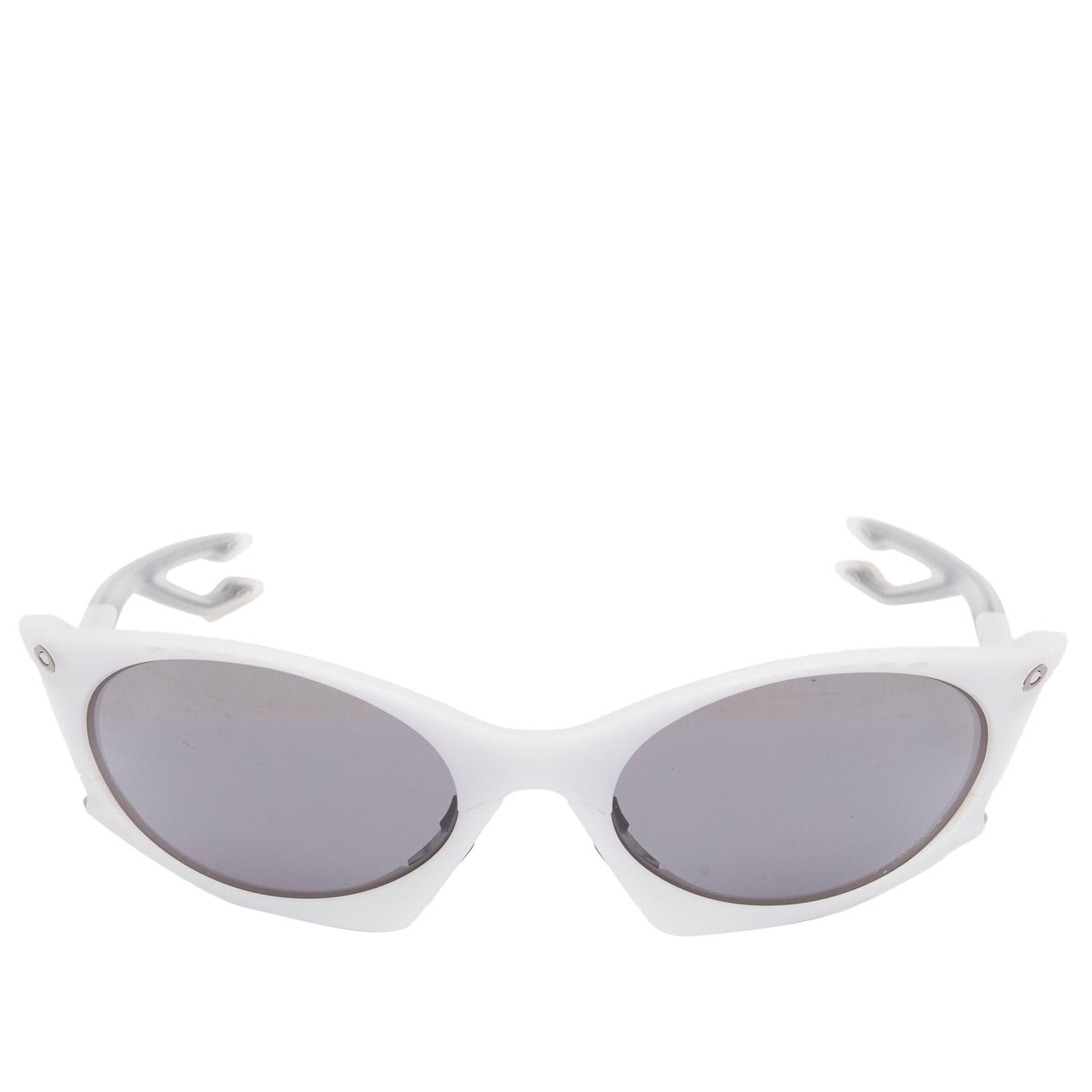 Oakley Plantaris Sunglasses in White | Lyst