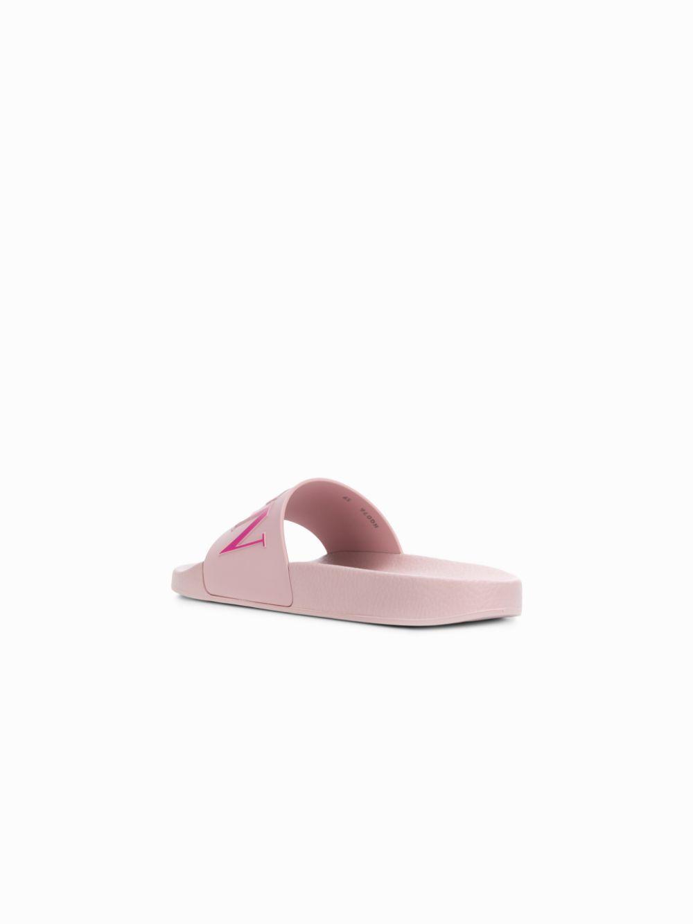 Valentino Garavani Logo-embossed Rubber Pool Slides in Pink | Lyst