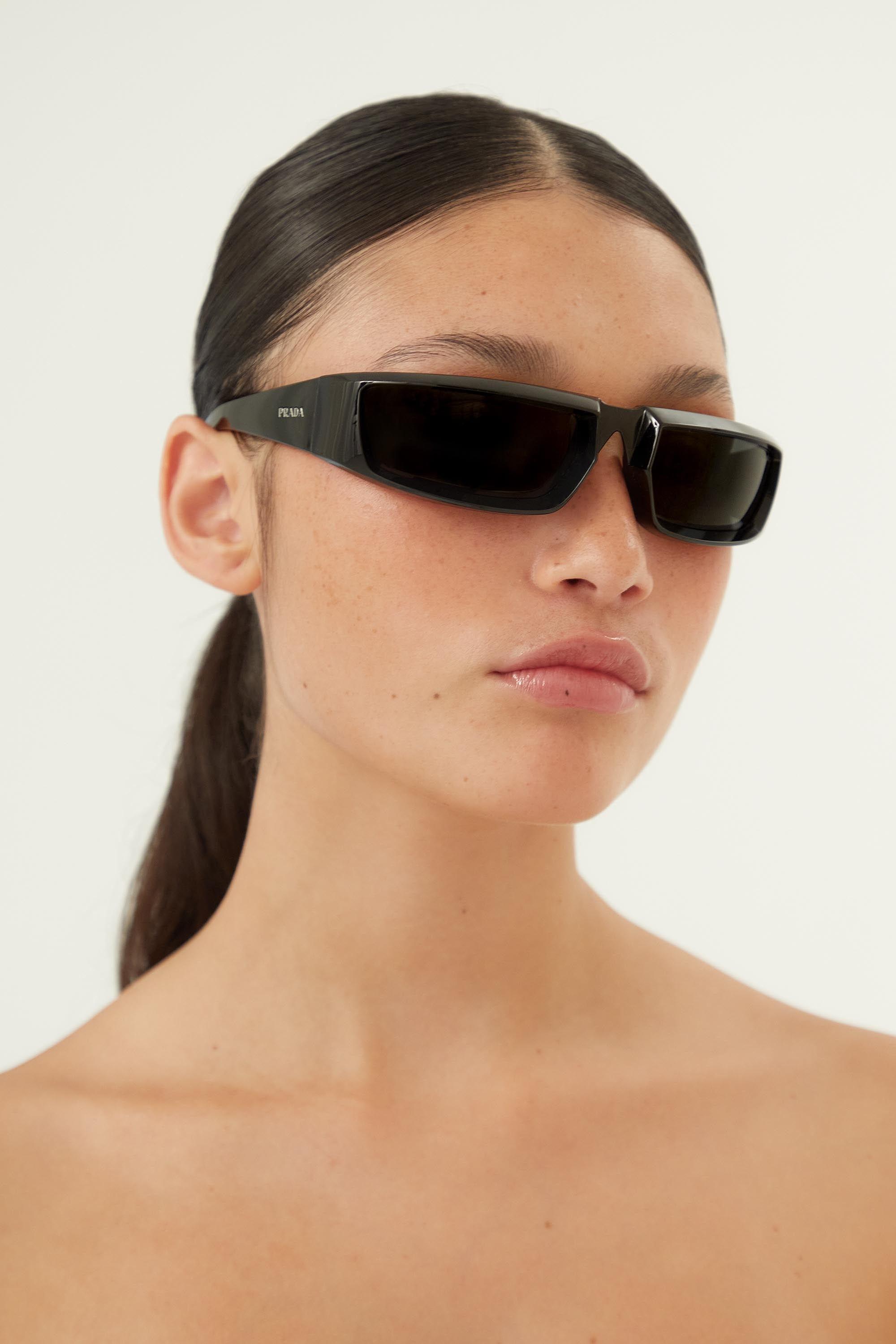 milieu Springen uitdrukking Prada Runway Wrap Around Black Sunglasses | Lyst