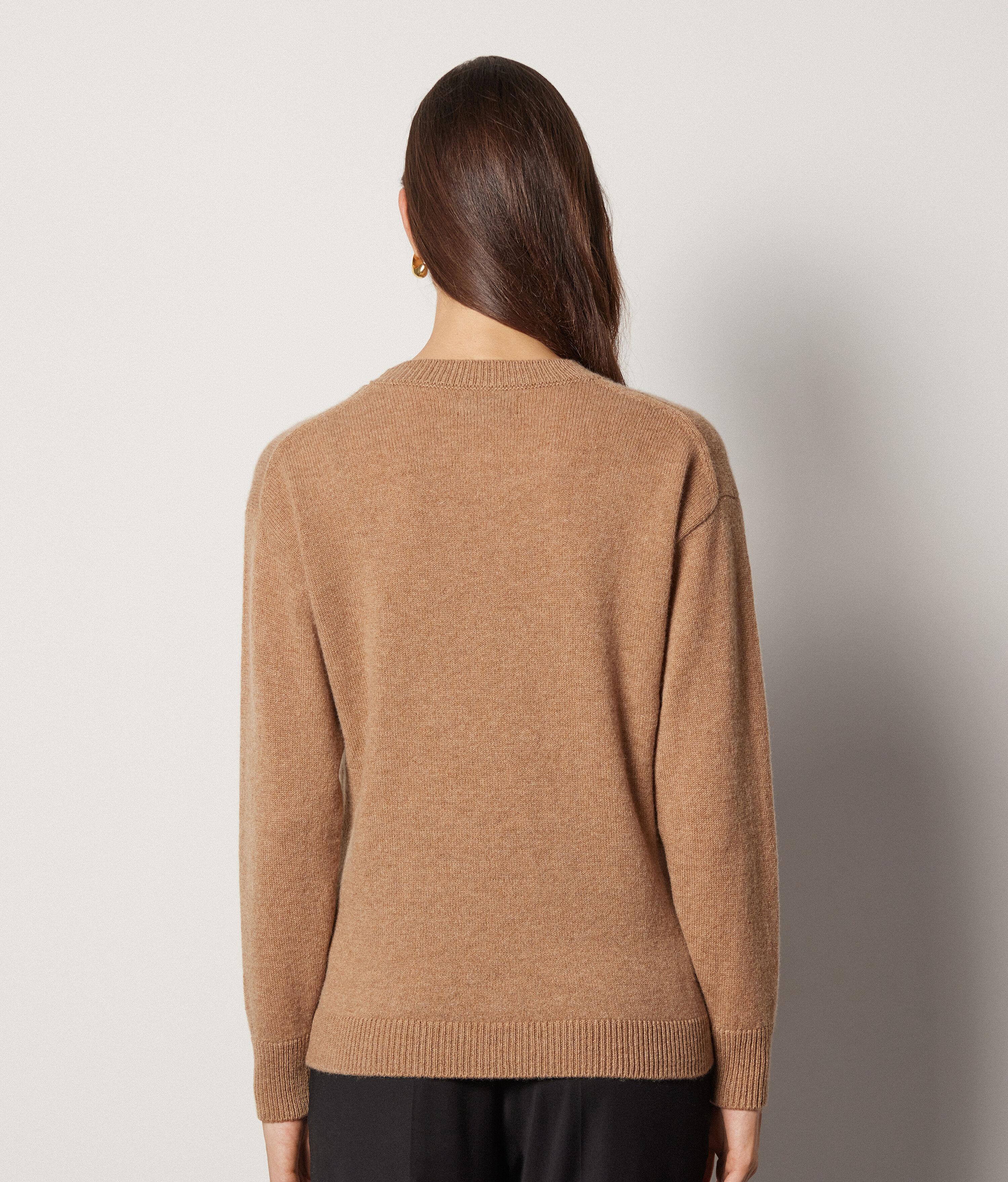 Round neck cashmere outlet sweater