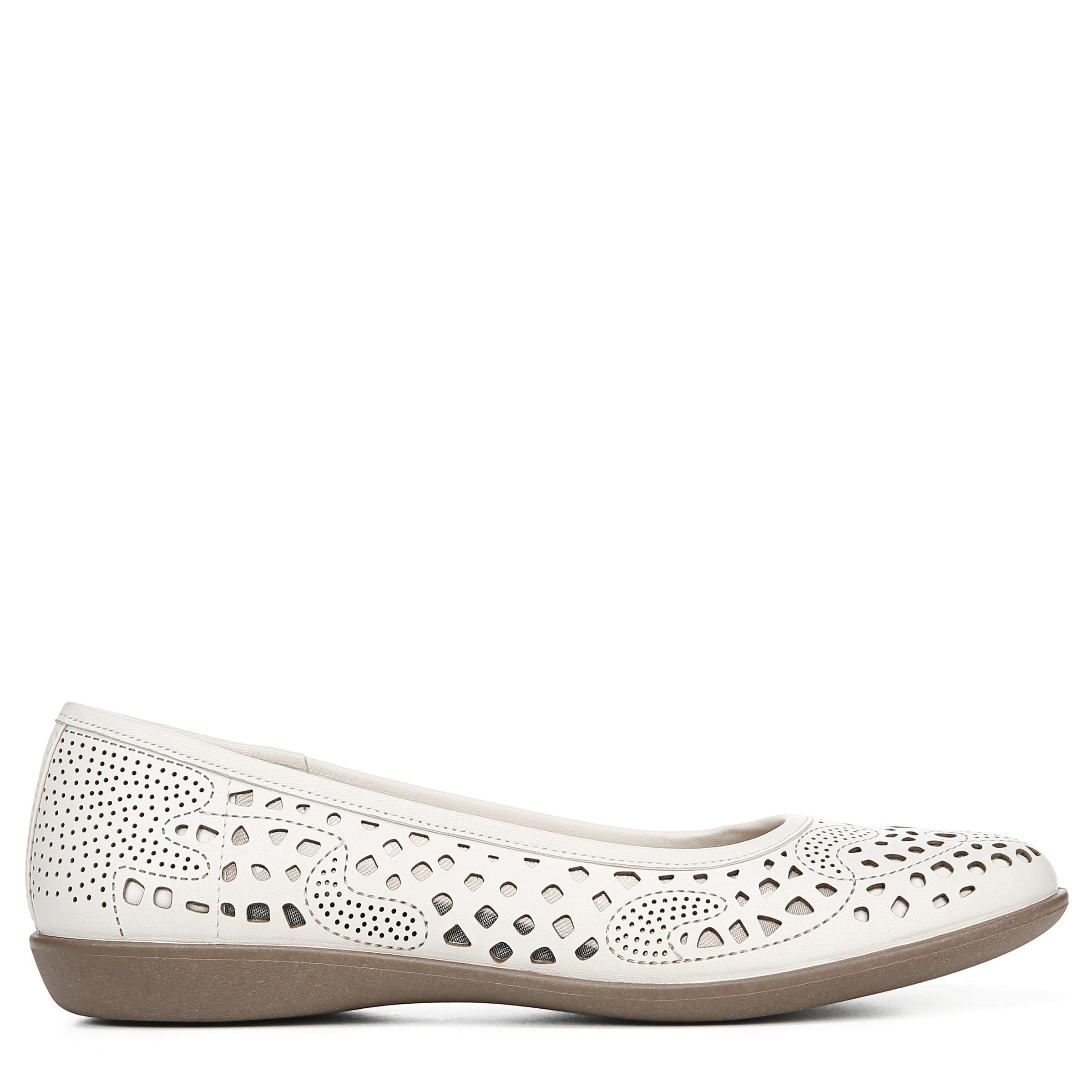 naturalizer flat shoes