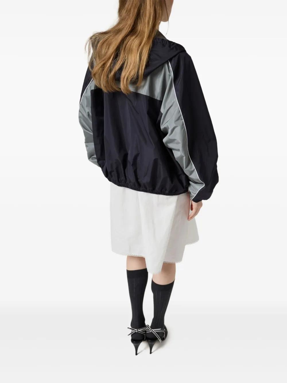 スポーティ【MiuMiu】ドローストリング テクニカルジャケット Blue/amarena Red Technical Silk Zipper Blouson Jacket | Miu Miu