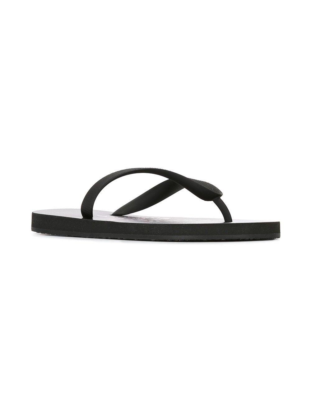 black gucci flip flops