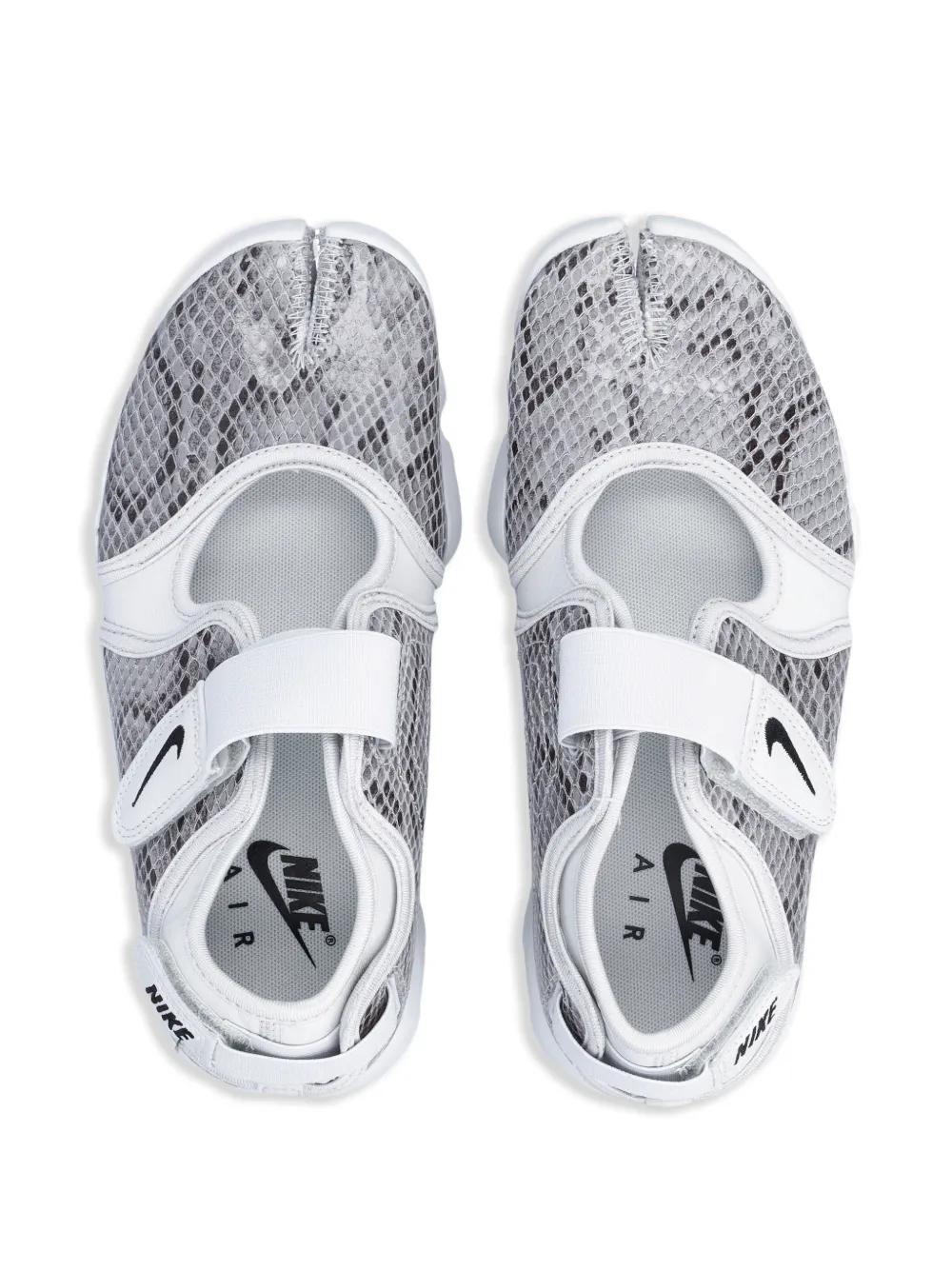 white nike rifts infants