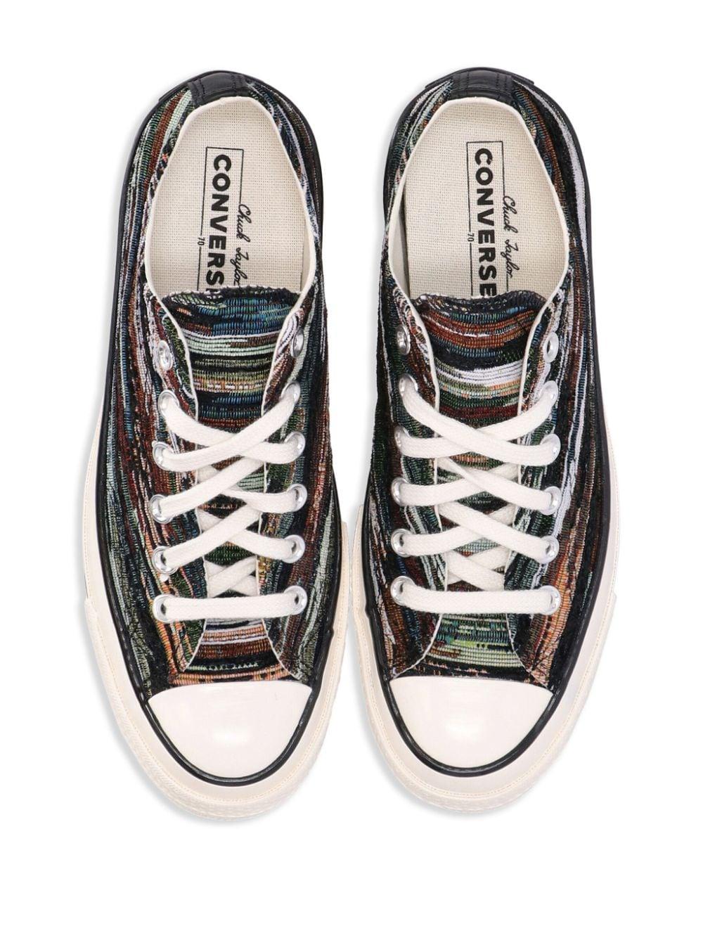 White with hot sale black stripe converse