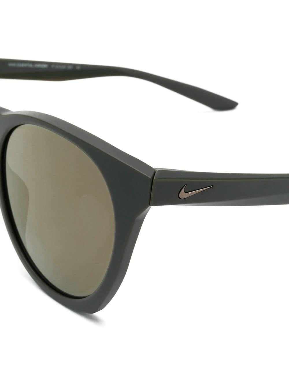 nike essential jaunt