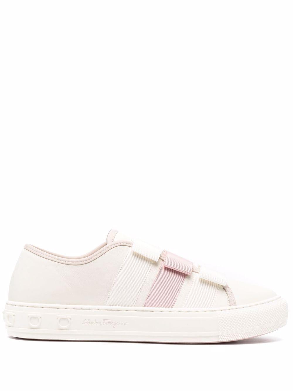 お得な2個売り Ferragamoレディース ホワイト ヴァラリボン スニーカー 8月末入荷