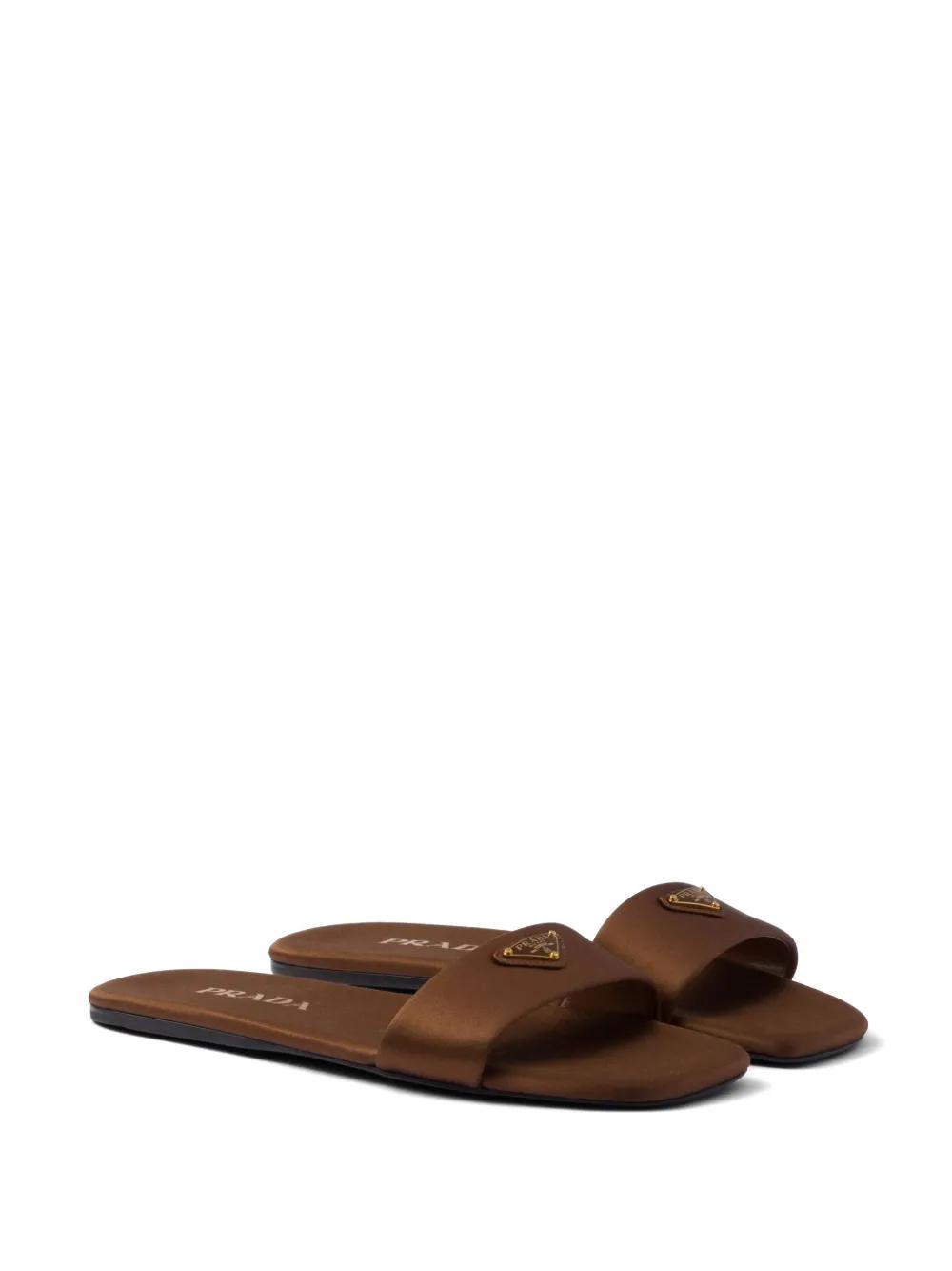 PRADA ブラウン スライドサンダル Prada Triangle-Logo Satin Slides in Brown | Lyst