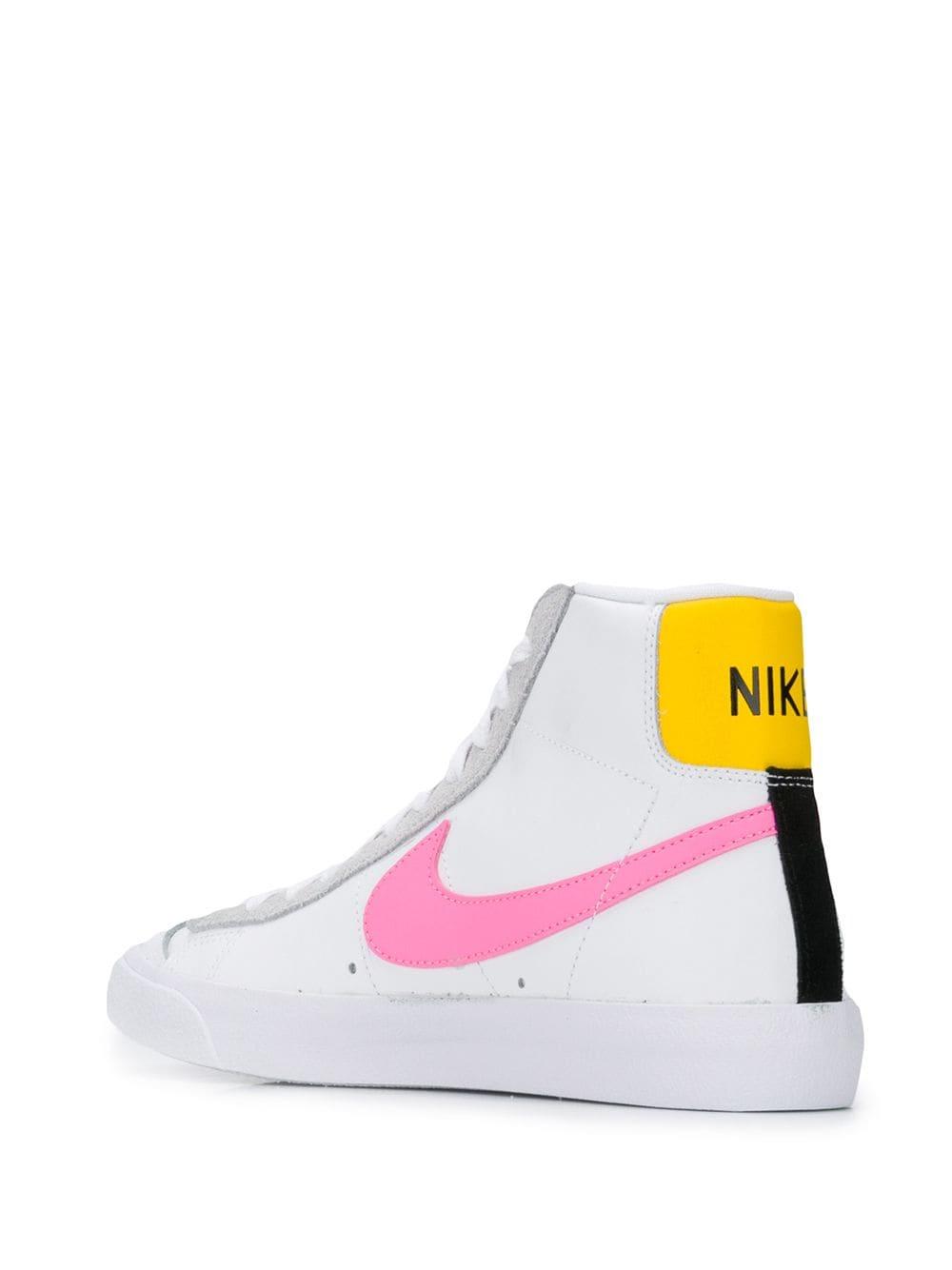 nike shoes lace up themselves