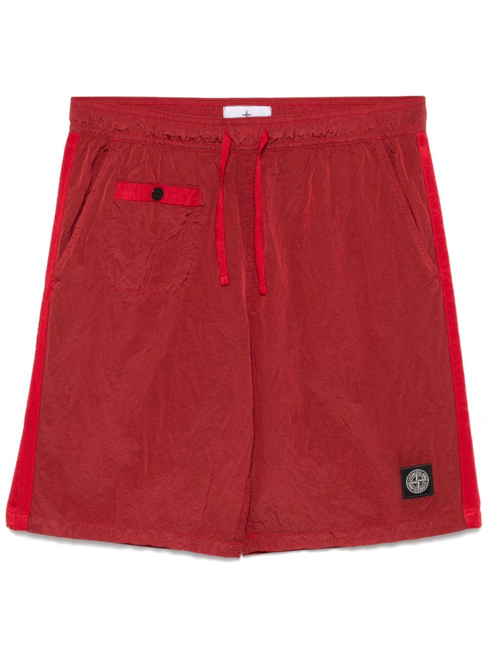 Stone Island メンズ レッド ロゴパッチ ショートパンツ ハーフパンツ