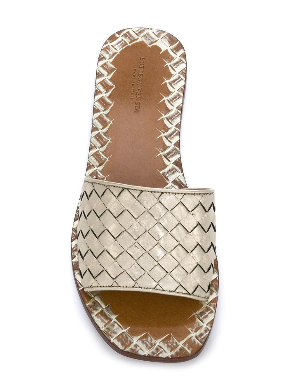 Bottega Veneta Intrecciato Leather Flat Sandals in Gold (Metallic) | Lyst
