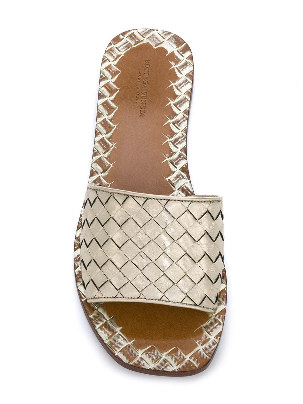 Bottega Veneta Intrecciato Leather Flat Sandals in Metallic | Lyst