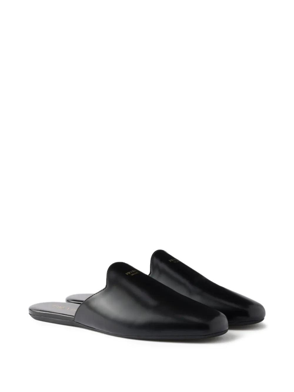 サンダル・ミュール Prada Black Leather Mules Logo leather mules in black - Prada | Mytheresa