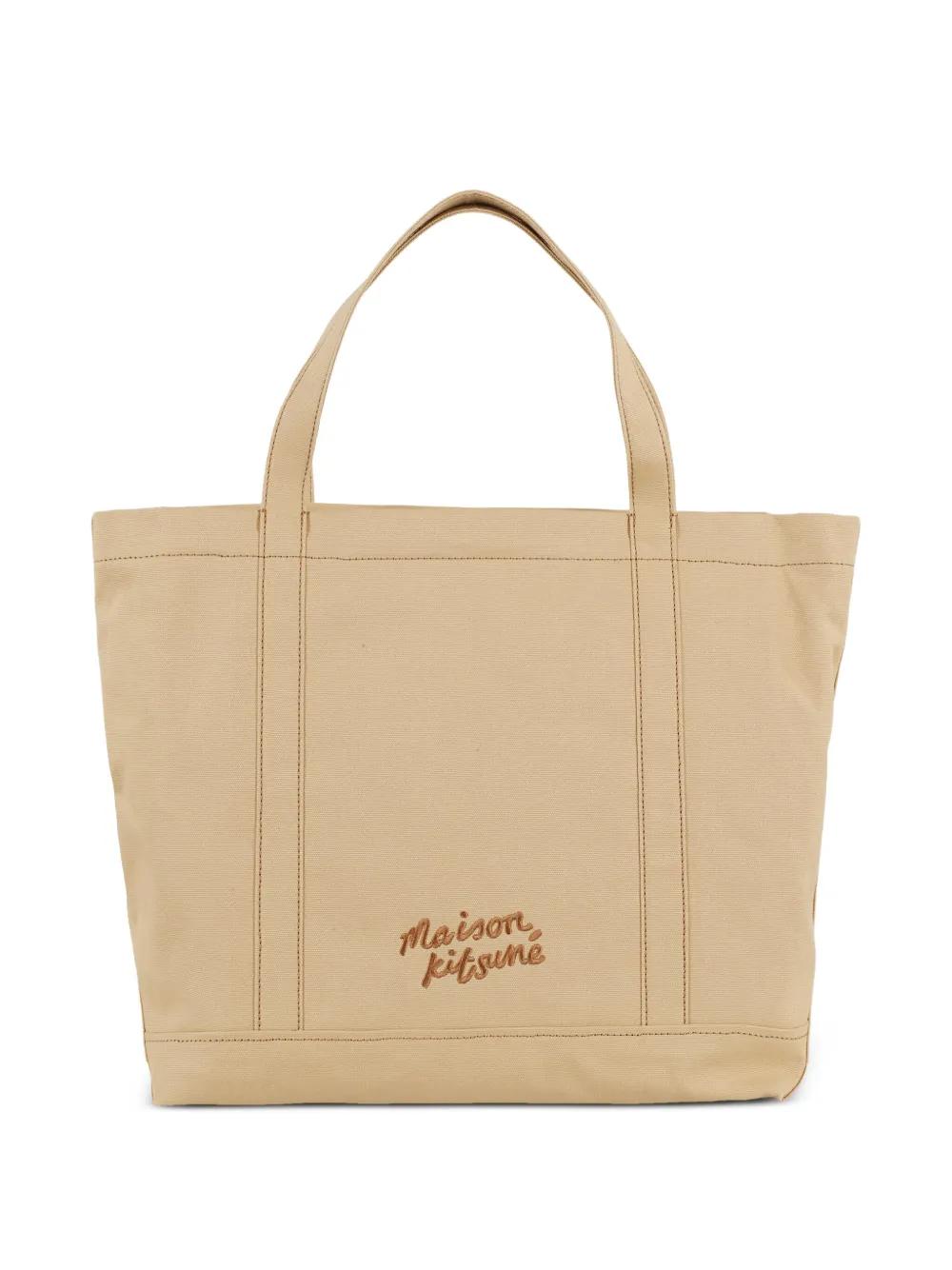 【送料&関税込】Maison KitsunAC White Shopper With Maxi Logo Maison Kitsuné White Shopper With Maxi Logo Lettering On The