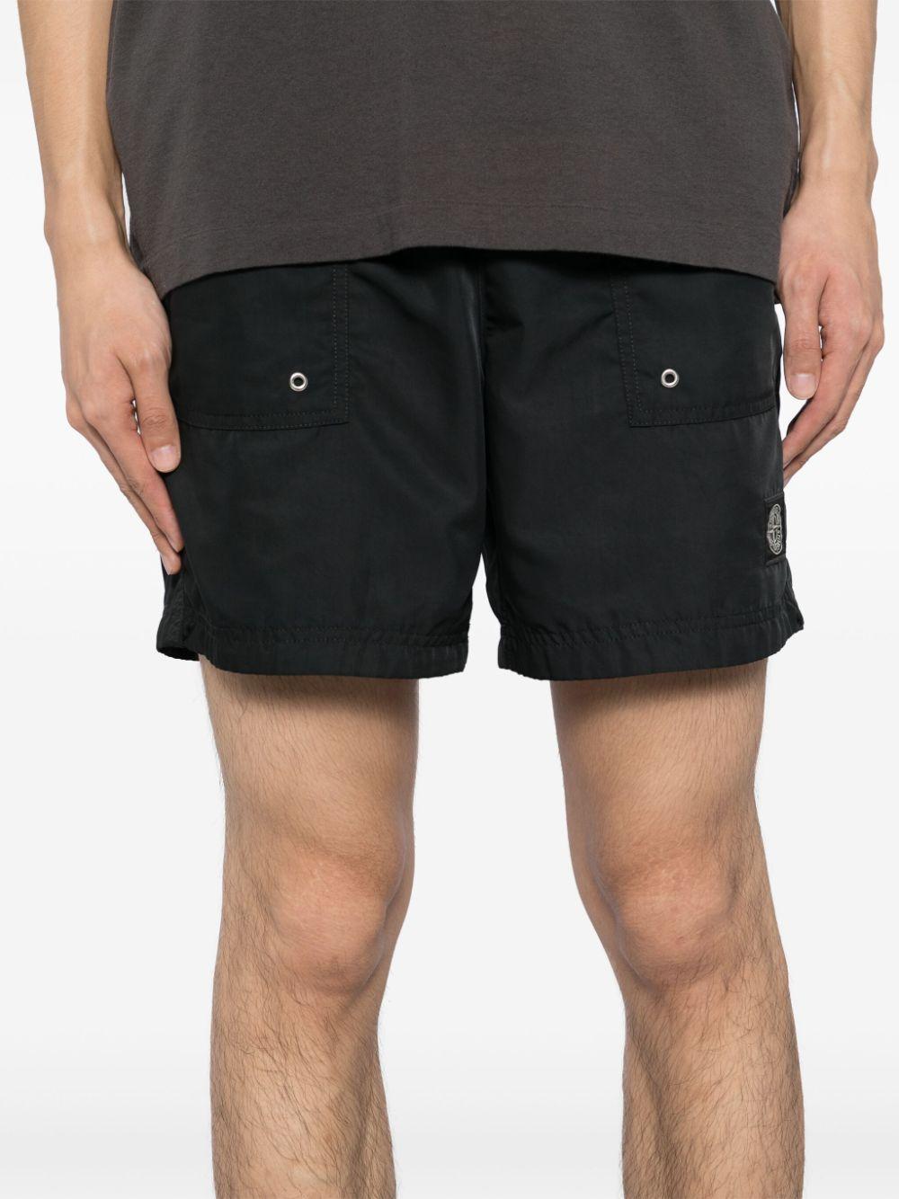 Stone Island メンズ ブラック コンパスアップリケ ショートパンツ 