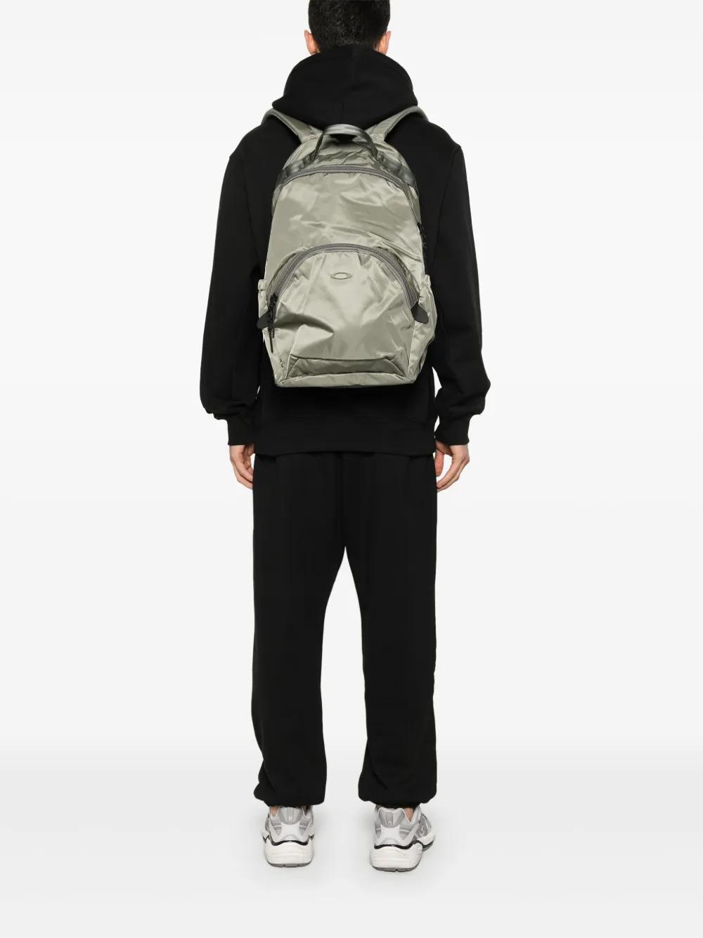 Oakley Fgl Backpack L 9.0 Bags in Gray for Men | Lyst