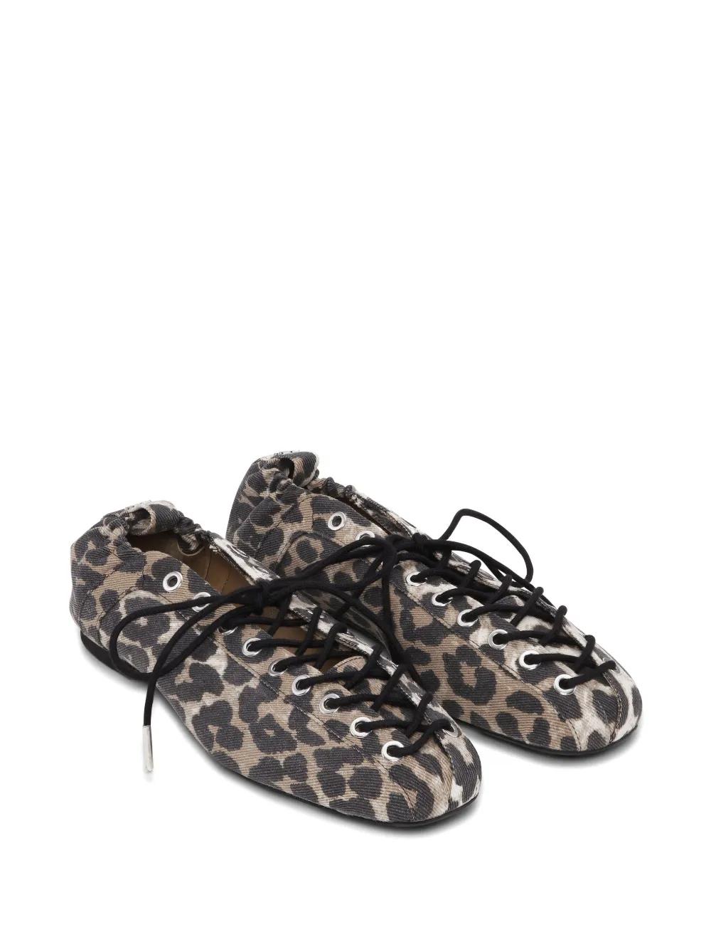 スリッポン GANNI Leopard Eyelets Lace Up Ballerina Ganni Leopard-Print Lace-Up Ballet Flats in Natural | Lyst