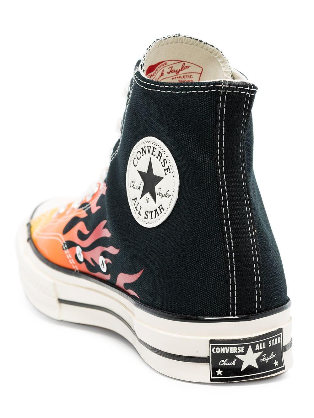 converse negras llamas
