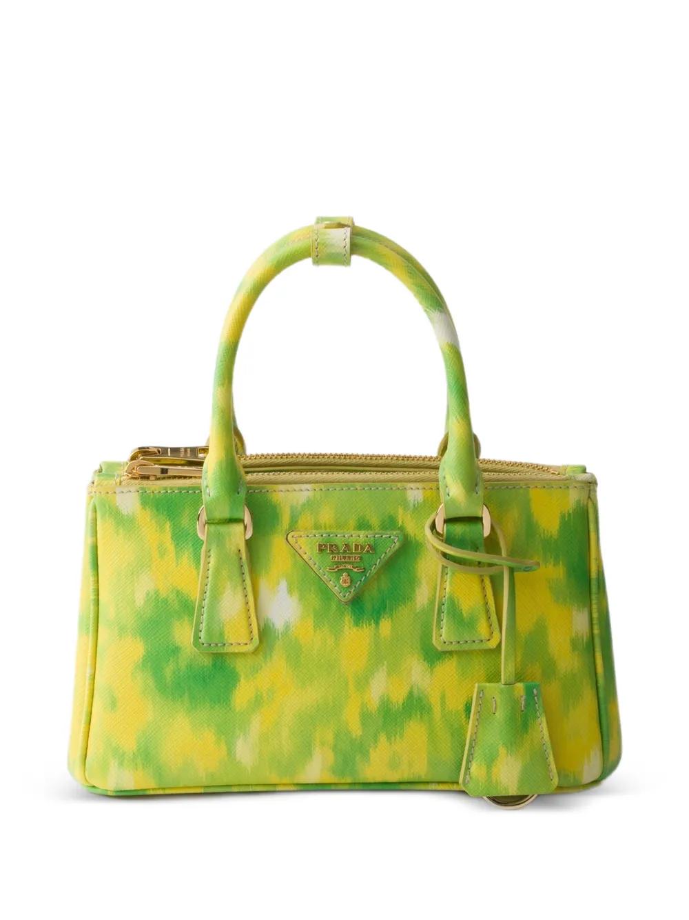 グリーン Prada バッグ レディース | Lyst