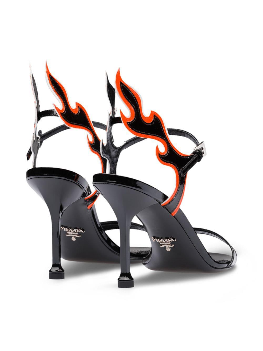 Sandales à détails de flammes Prada en coloris Noir | Lyst