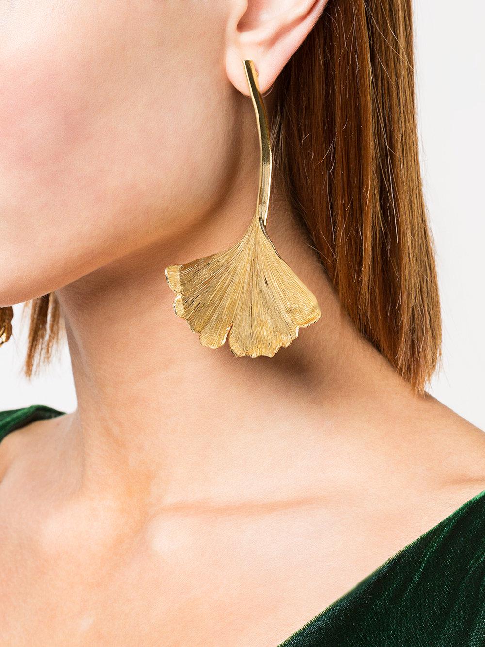 Oscar de la Renta Small Ginkgo Leaf Earrings in Metallic | Lyst