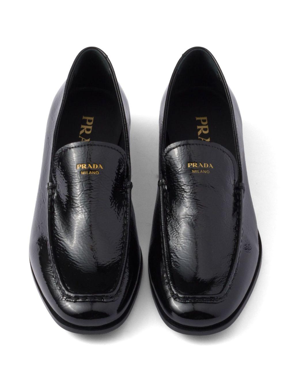 Prada レディース ブラック エナメルレザーローファー フラットシューズ