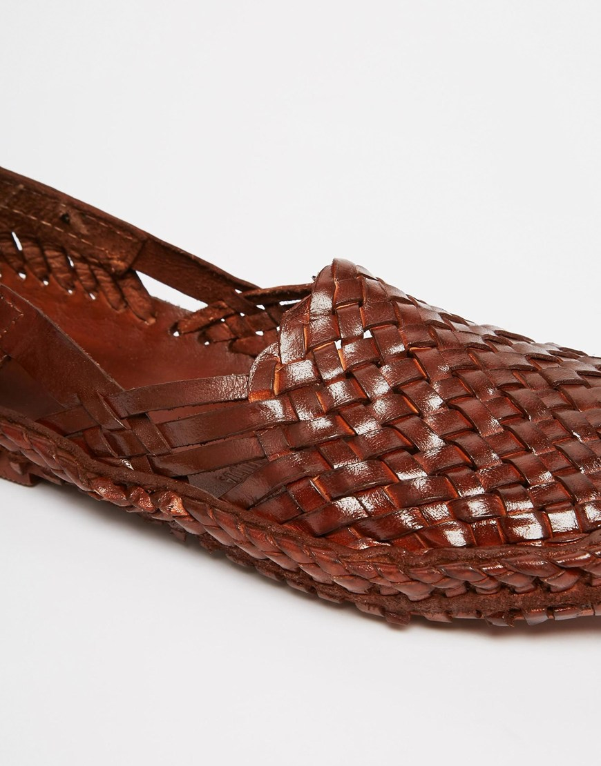 Share more than 136 woven leather sandals super hot - netgroup.edu.vn