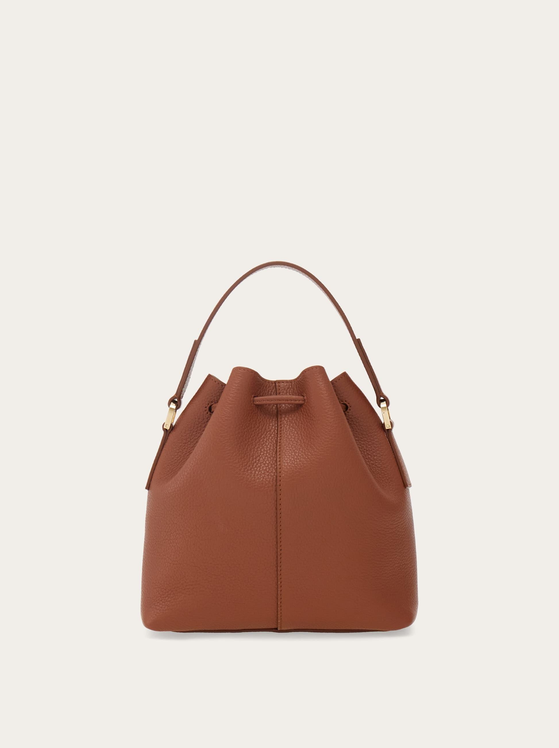 関税込【Ferragamo】MULTI POCKET BUCKET BAG 国内完売 関税込【Ferragamo】MULTI POCKET BUCKET BAG 国内完売