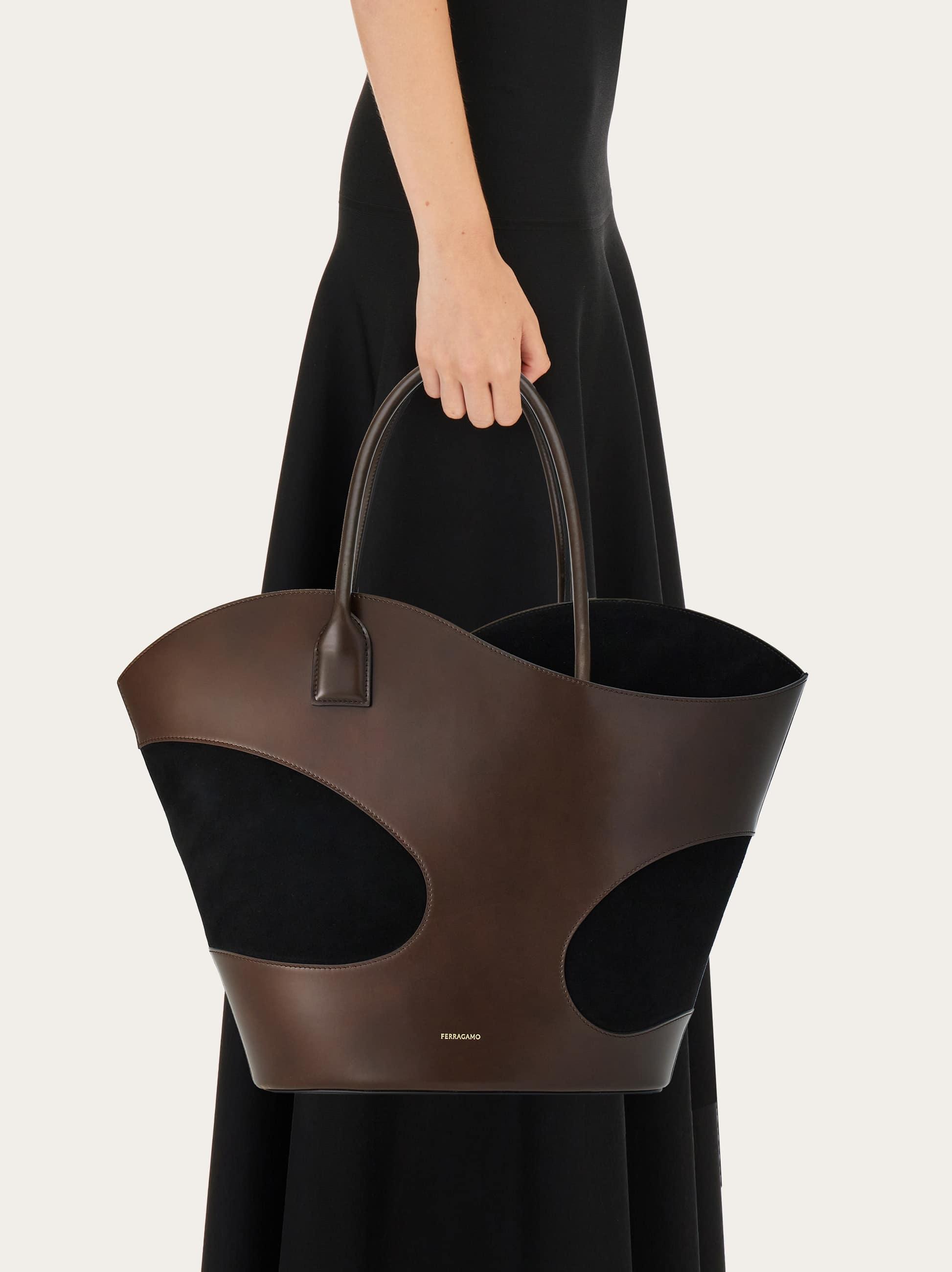 FERRAGAMO【上質なカーフ☆ CUT-OUT DETAILING TOTE BAG 】 Ferragamo Bolso Tote Con Cut Out (l) in Black | Lyst