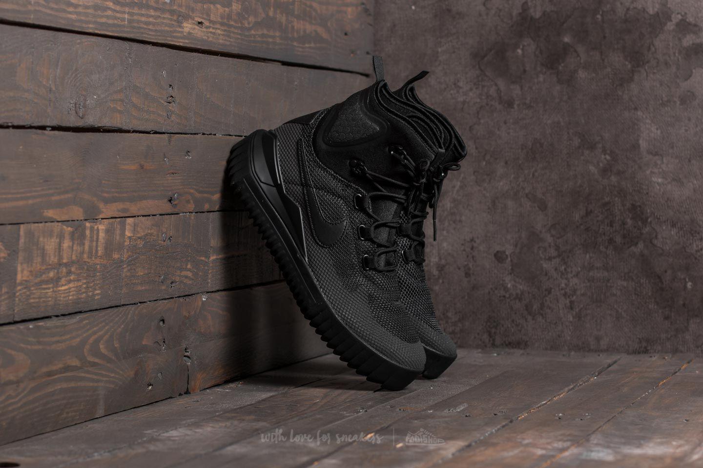 nike air wild mid triple black