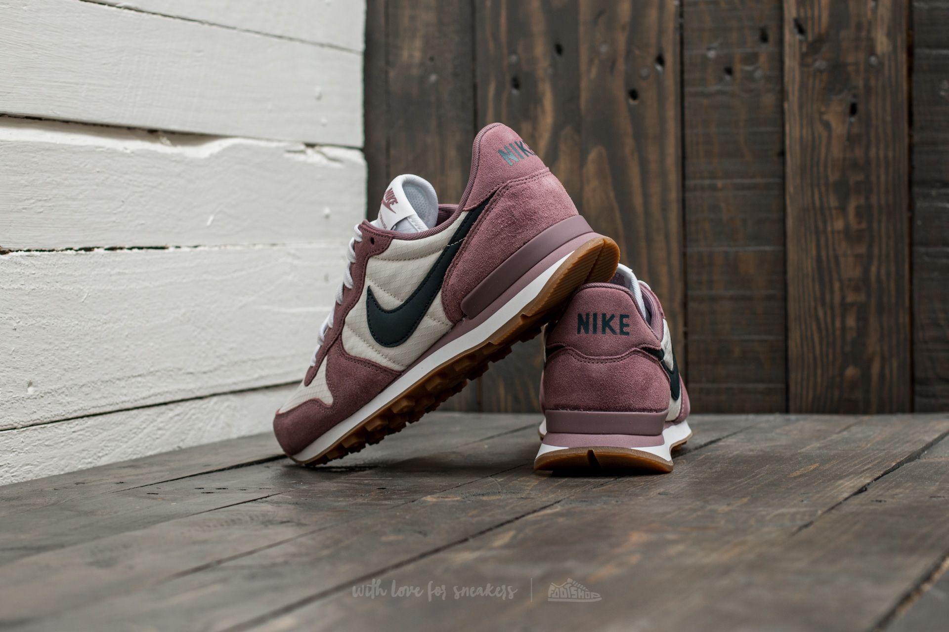 nike internationalist taupe