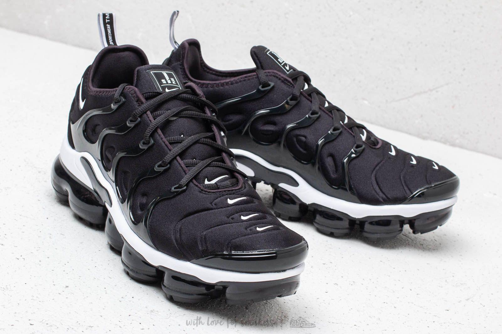 black and white nike vapormax plus