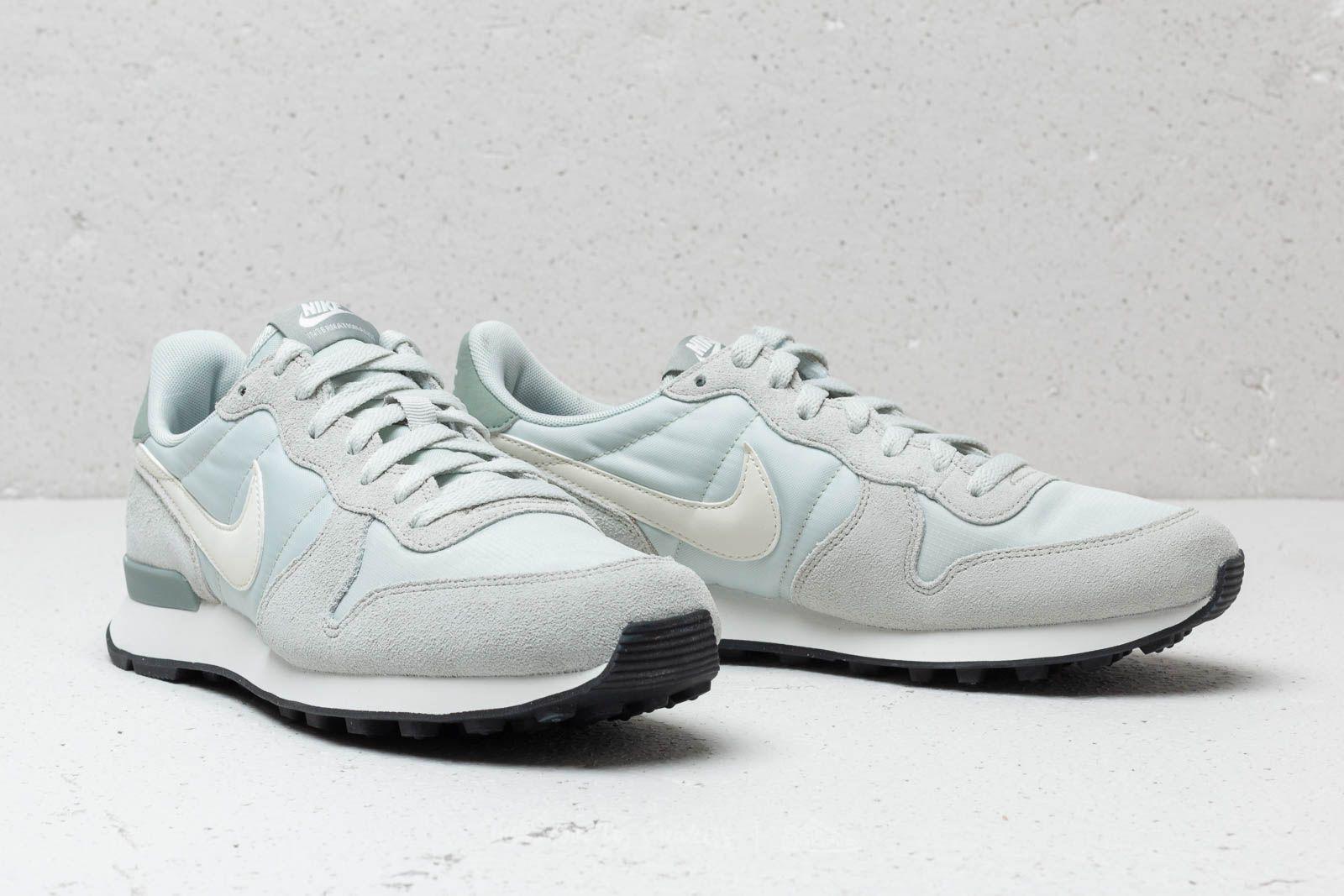 nike internationalist light silver