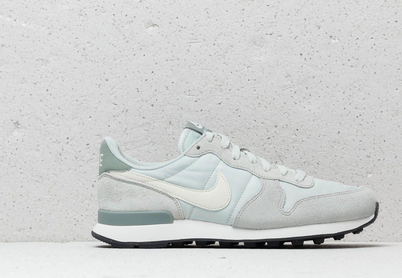 nike internationalist light silver