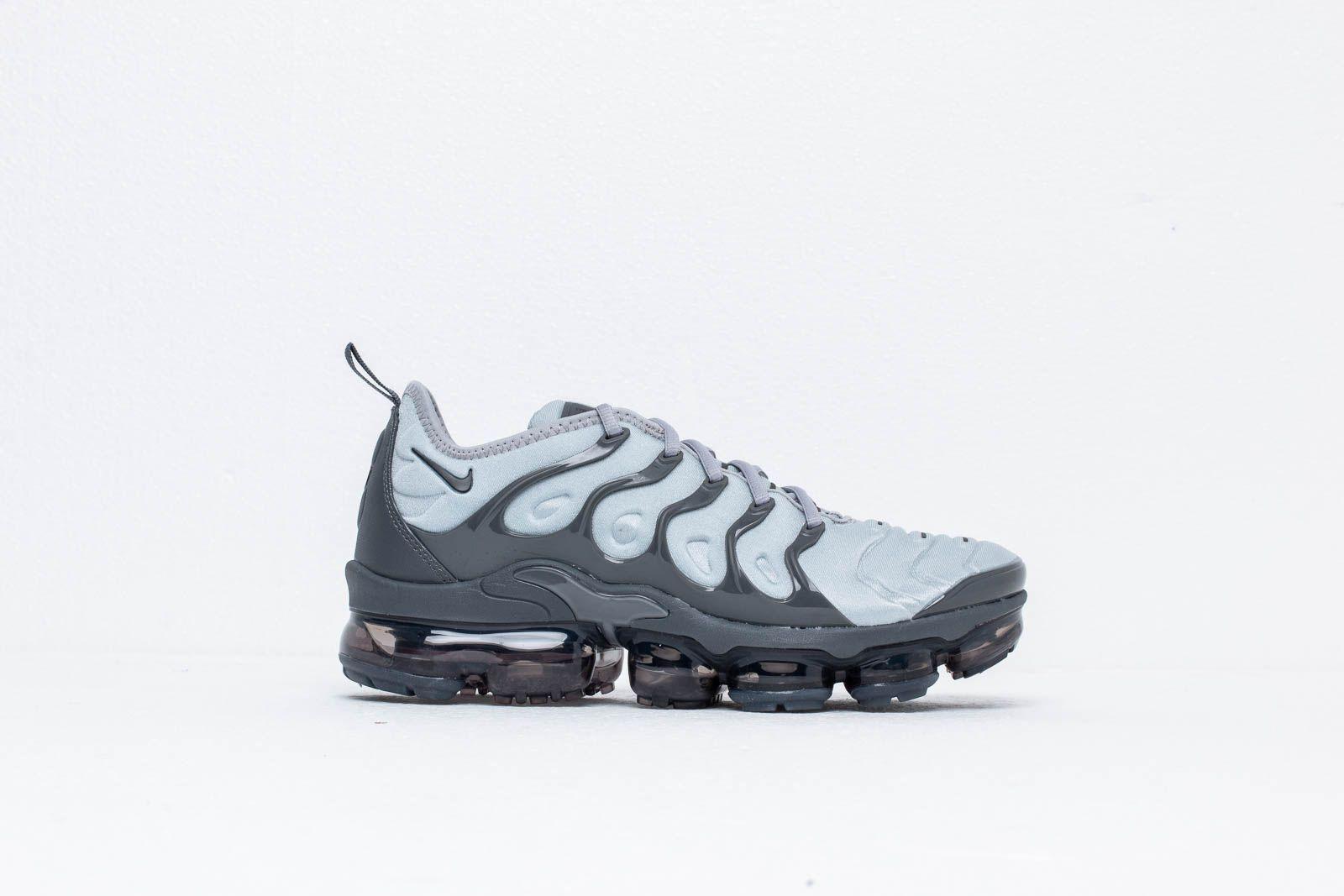 vapormax tn black and gold