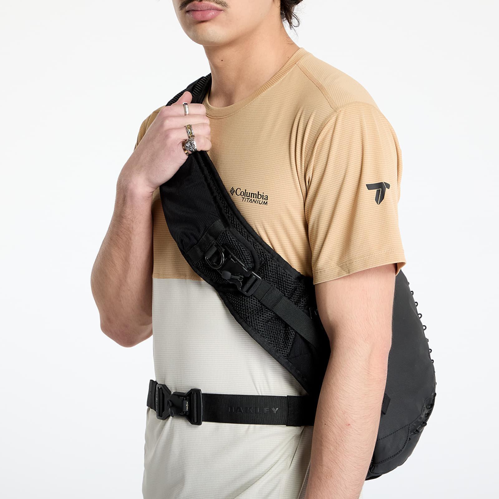 バッグ BLACK OAKLEY LATITUDE SLING PACK BAG Oakley Latitude Sling Pack - Blackout | Oakley® US
