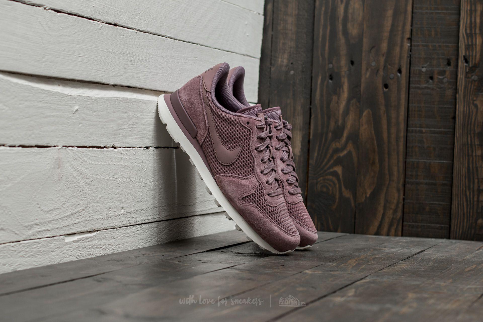nike internationalist taupe