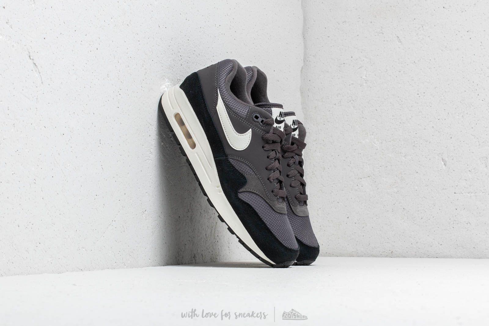 air max one black