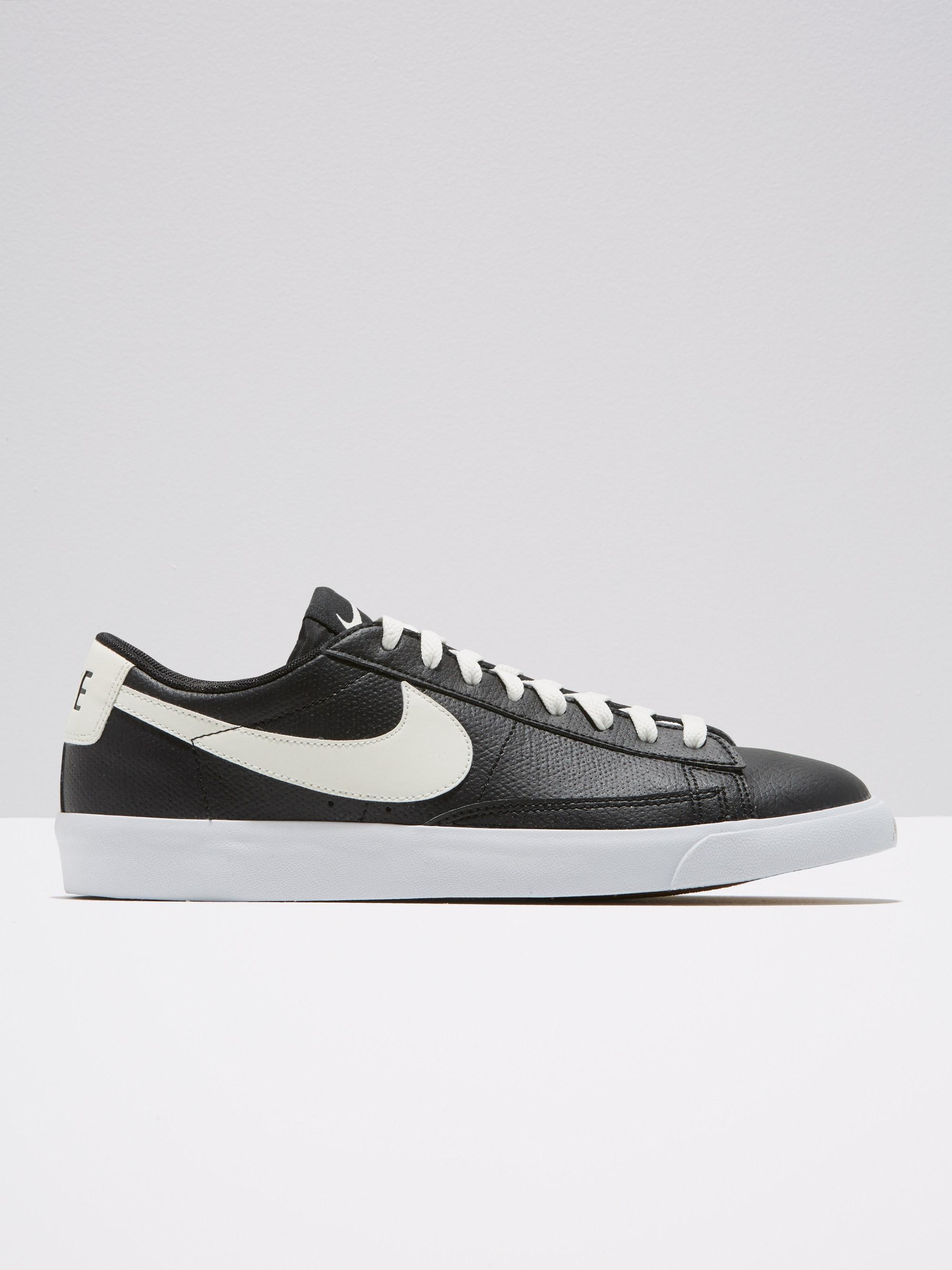 black nike low tops