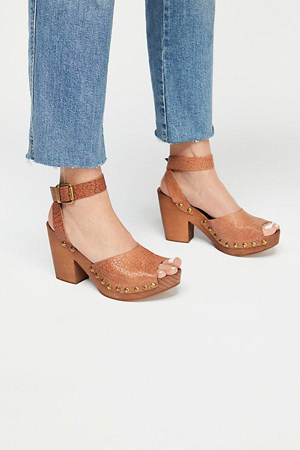 FREE PEOPLE $168 Brown Leather MONROE Side Cutout Clogs SZ 