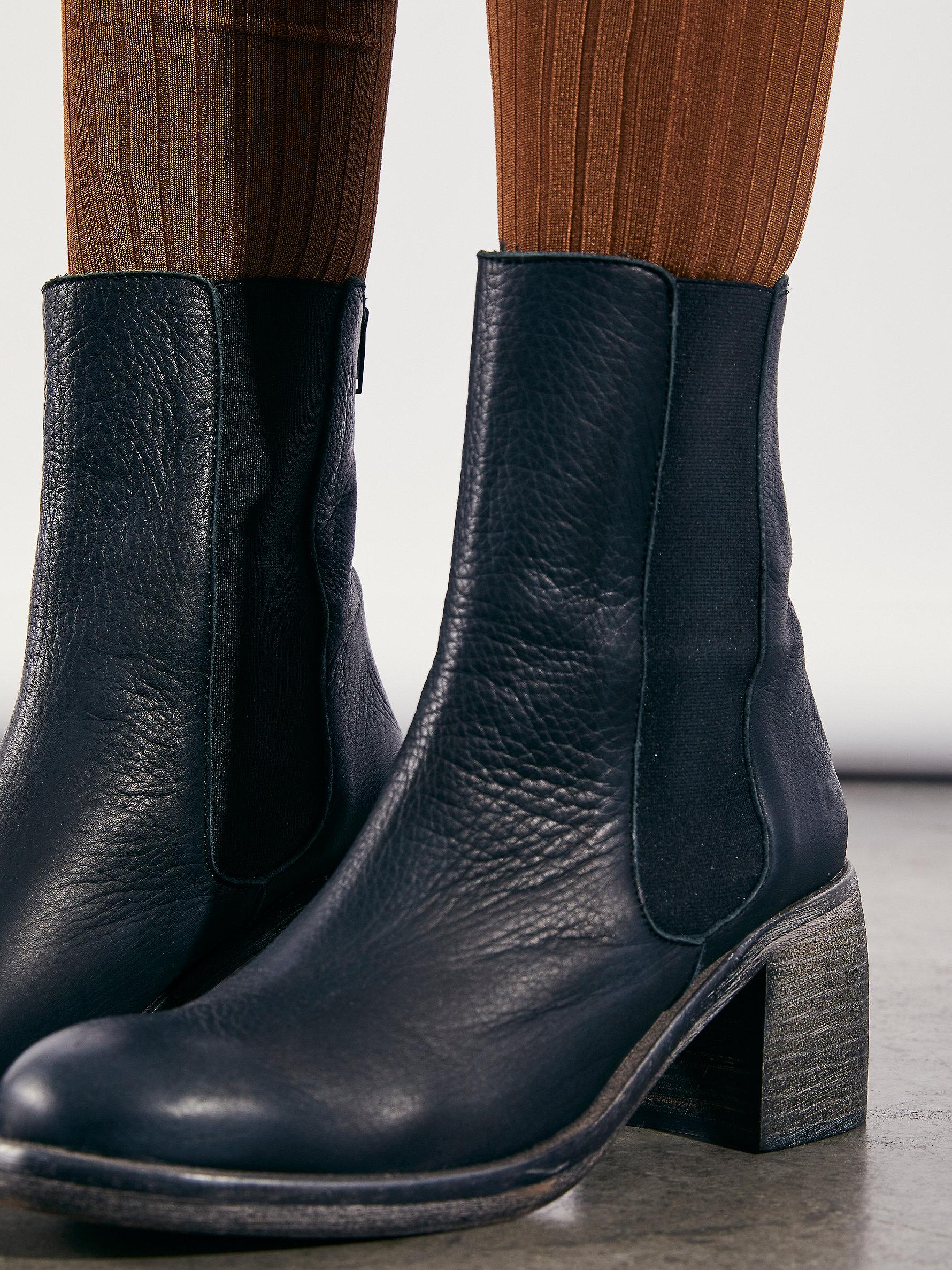 Free People Essential Chelsea Boots in Black | Lyst