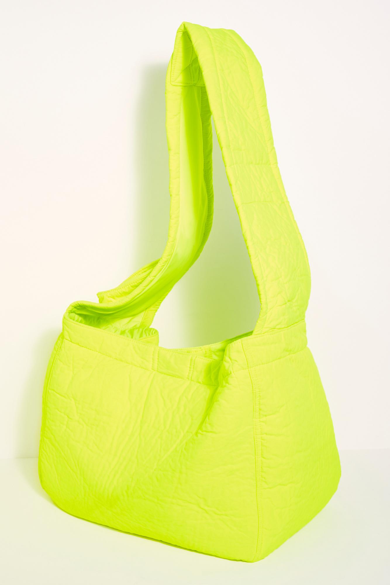 running bolsa with water bottle