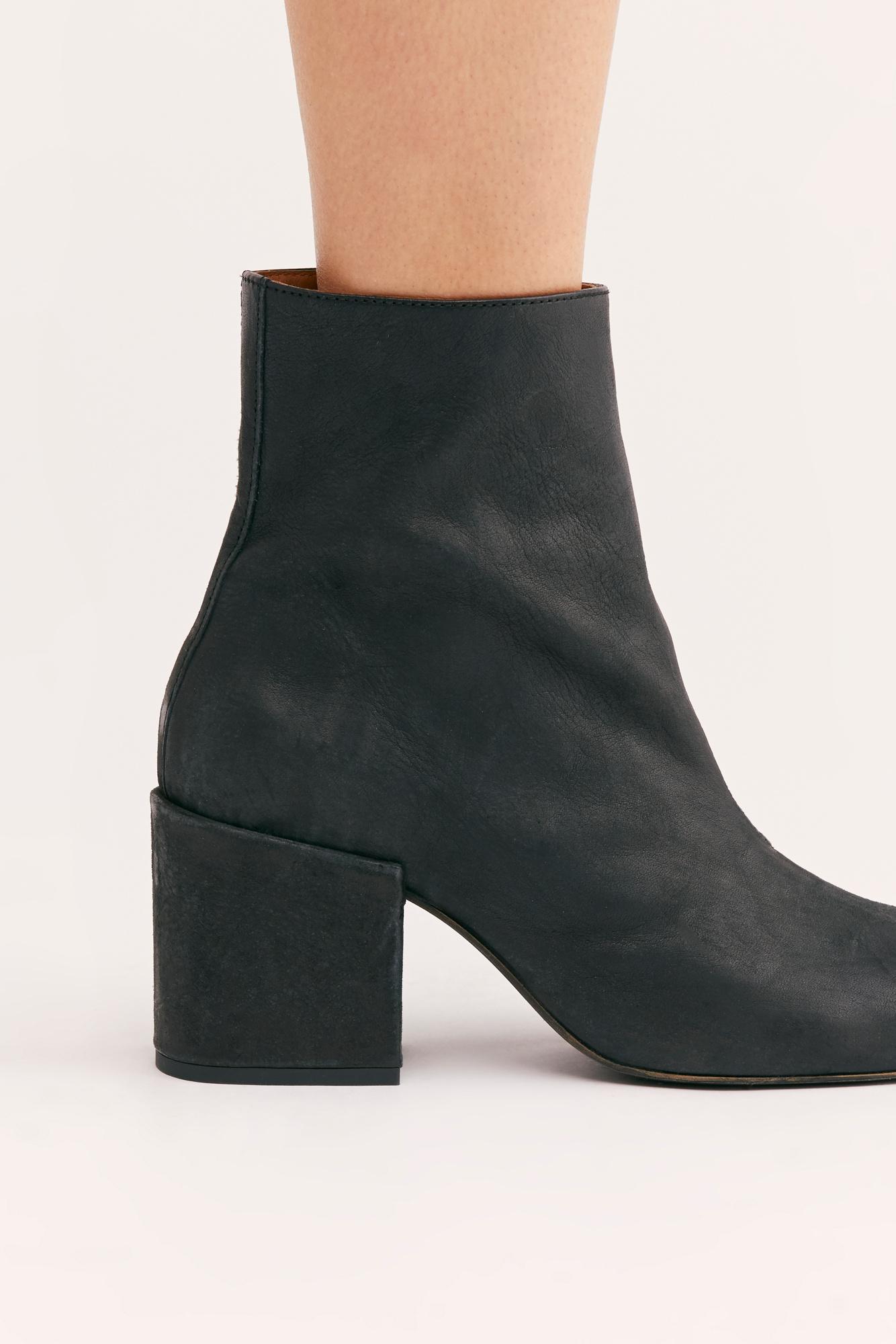 nicola heel boot
