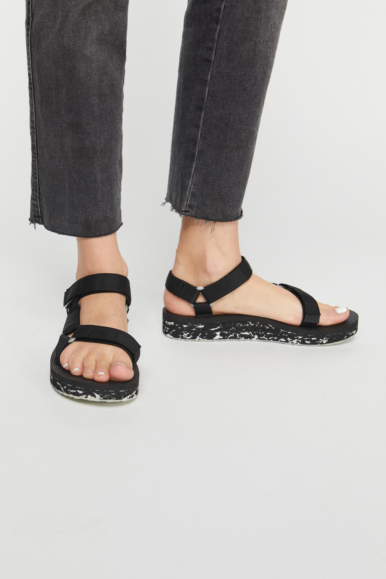 black teva midform