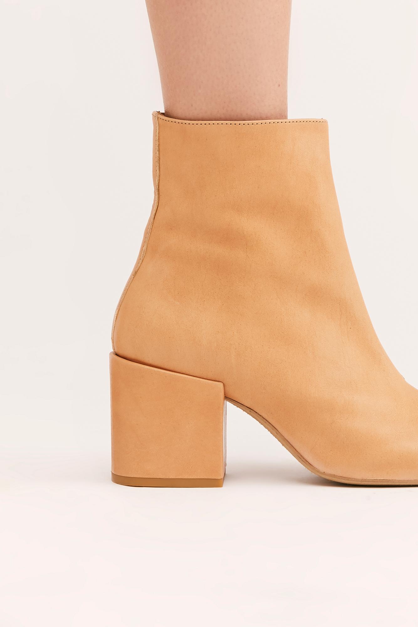 nicola heel boot