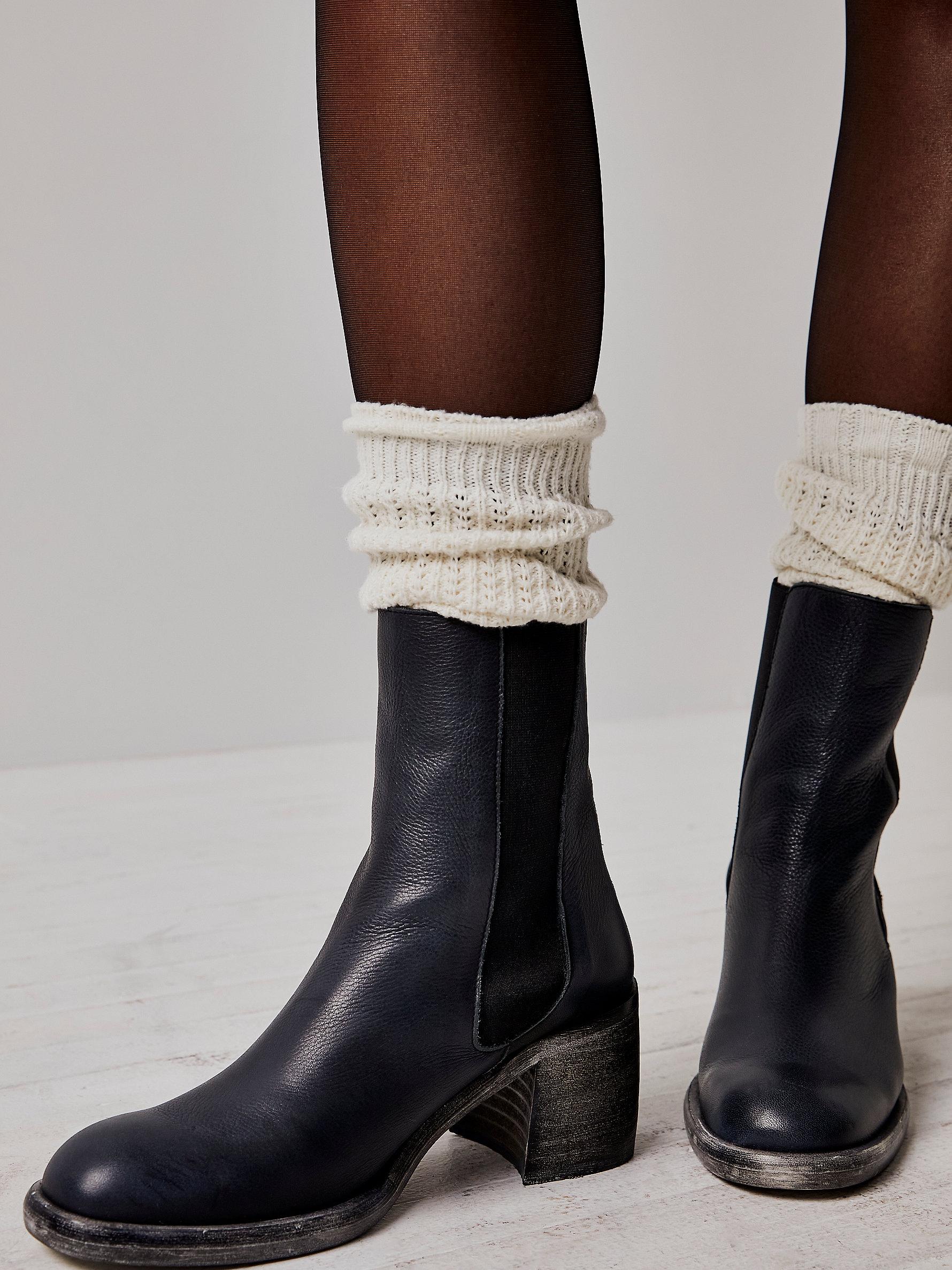 Essential Chelsea Boots in Black 