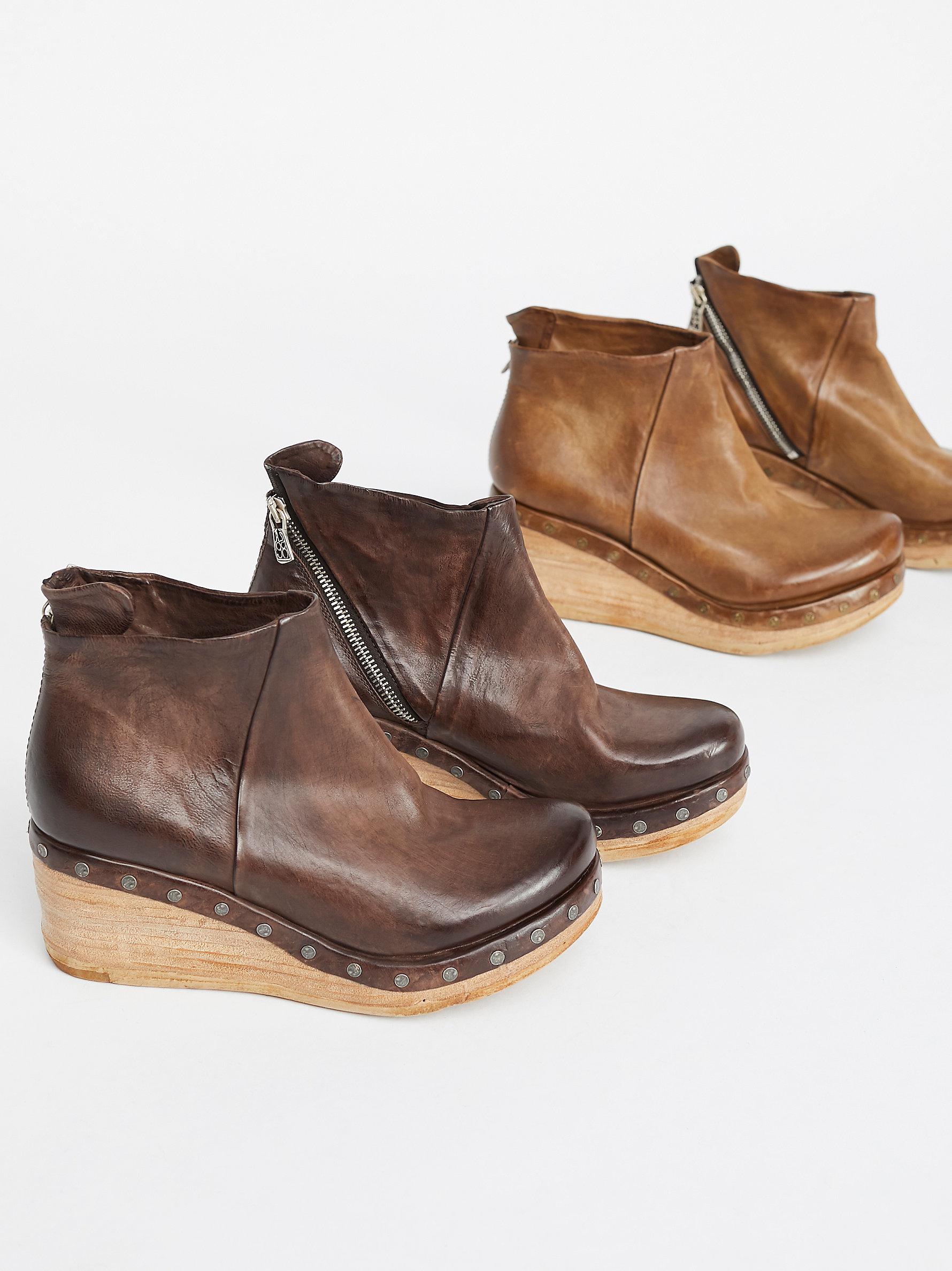 below sunset clog boot