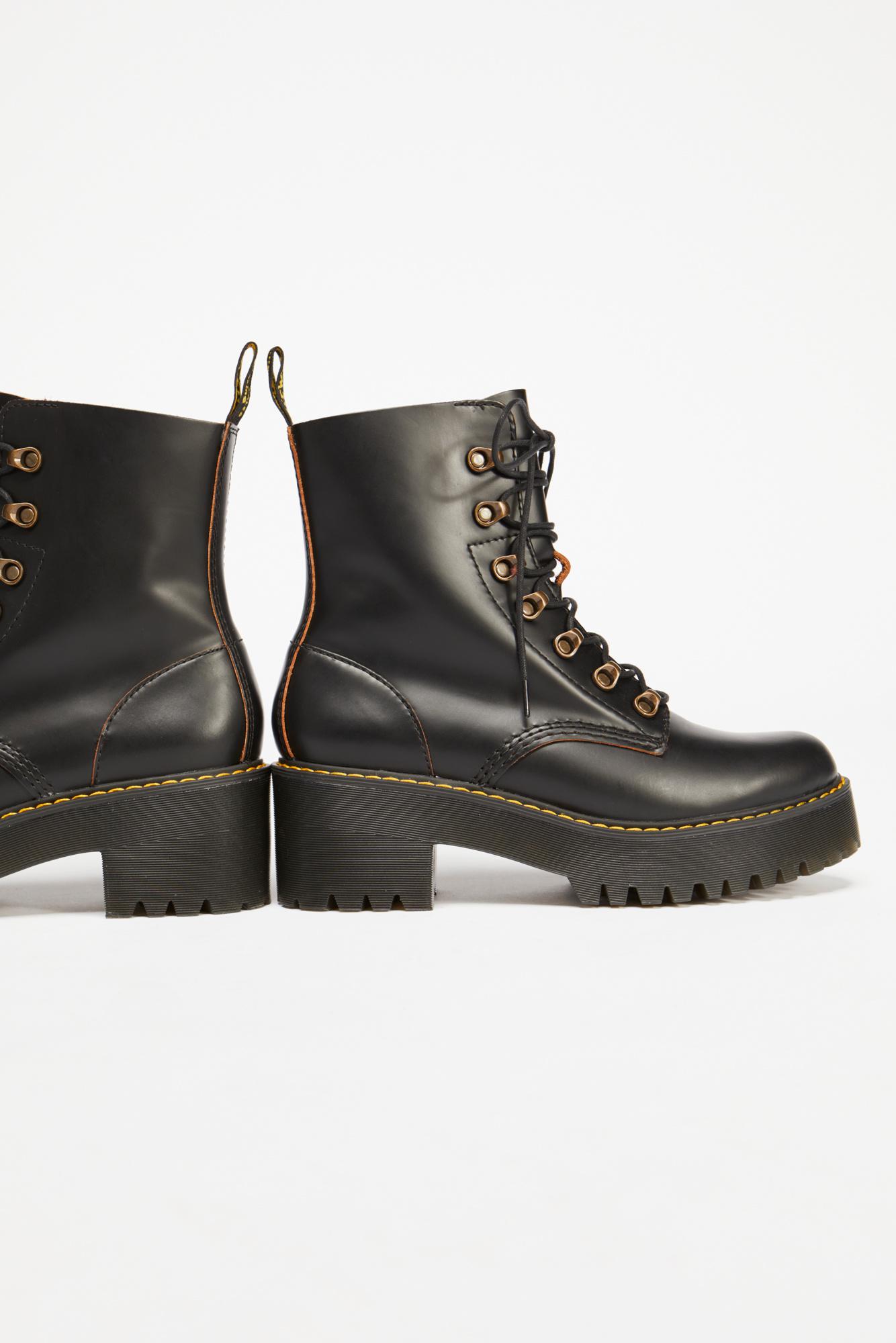 leona boot in black