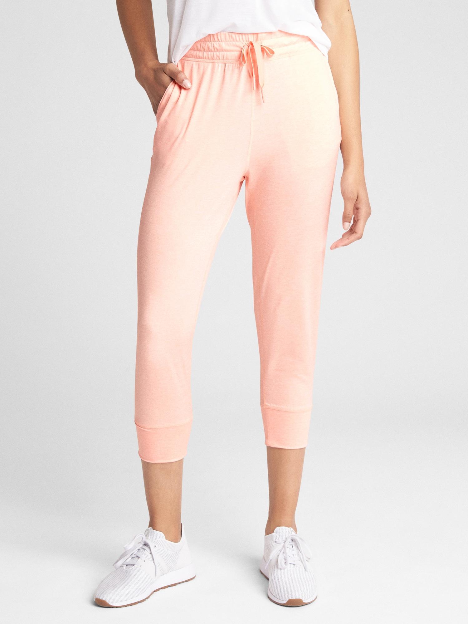 Essentials Brushed Tech Stretch Crop Jogger Pant Donna