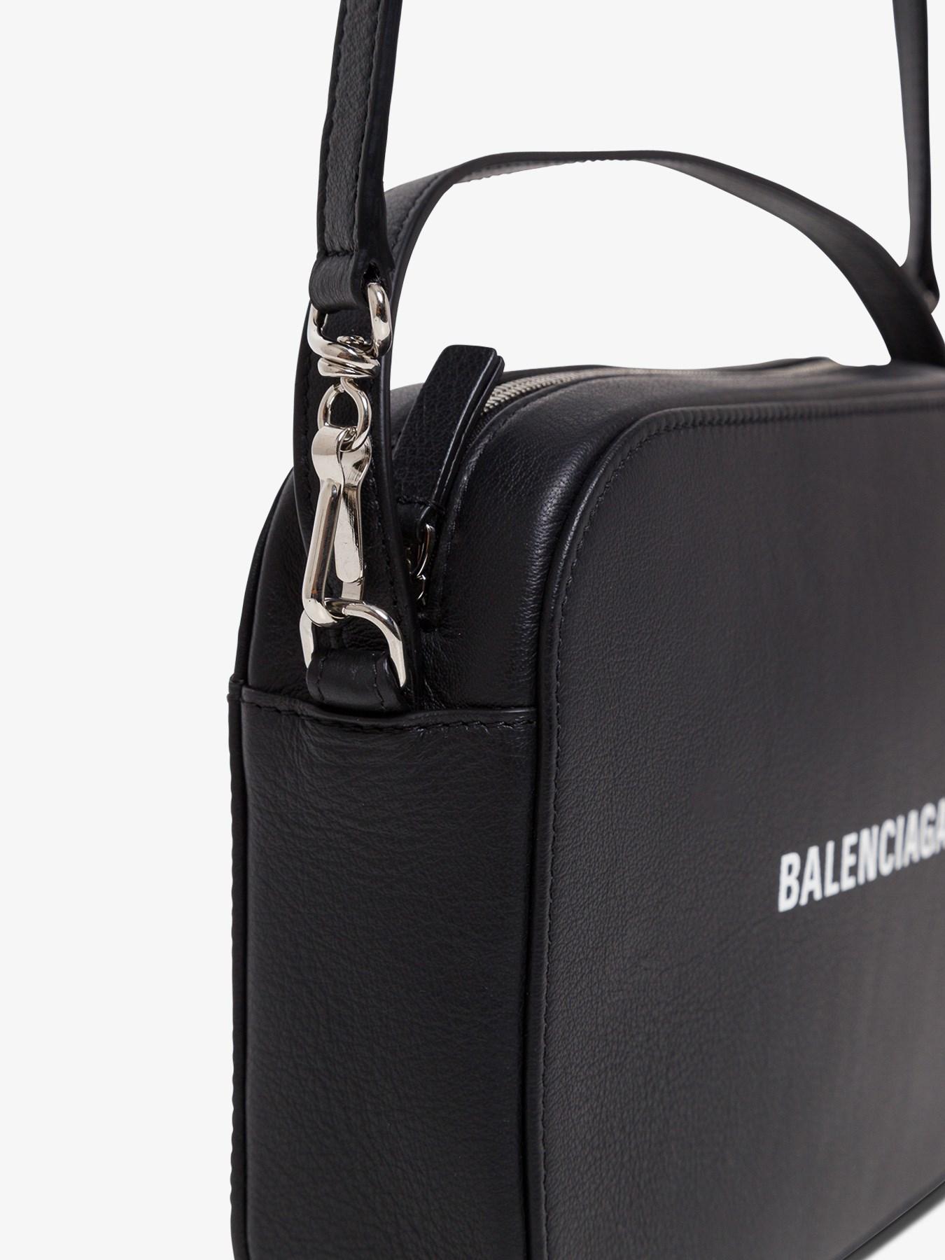 Camera Everyday XS ブラックレザーバッグ Balenciaga Everyday XS Camera Bag | Saks Fifth Avenue